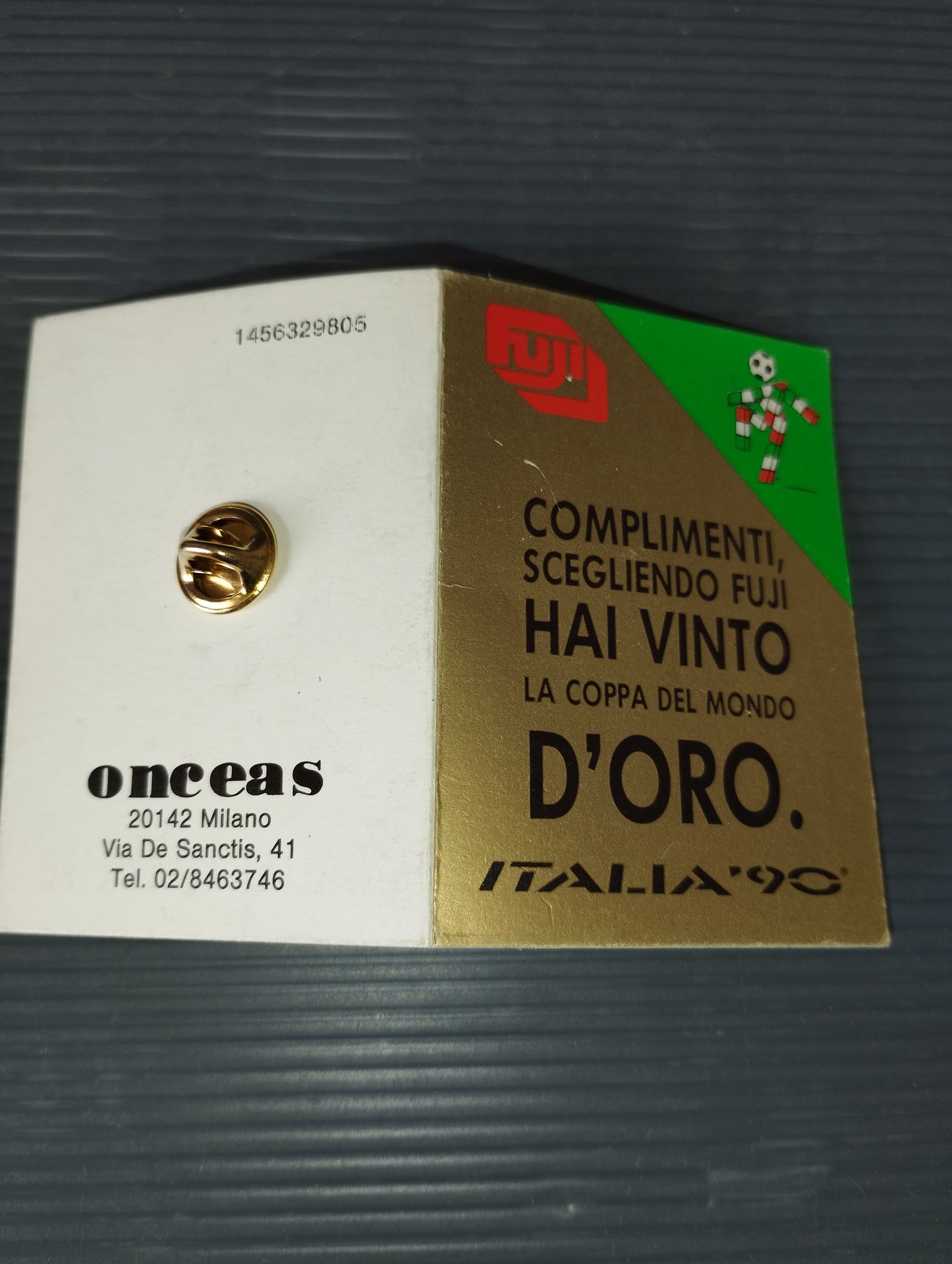 Italia 90 Gold World Cup Pin Fuji Film Gadget the official colors of Italia '90