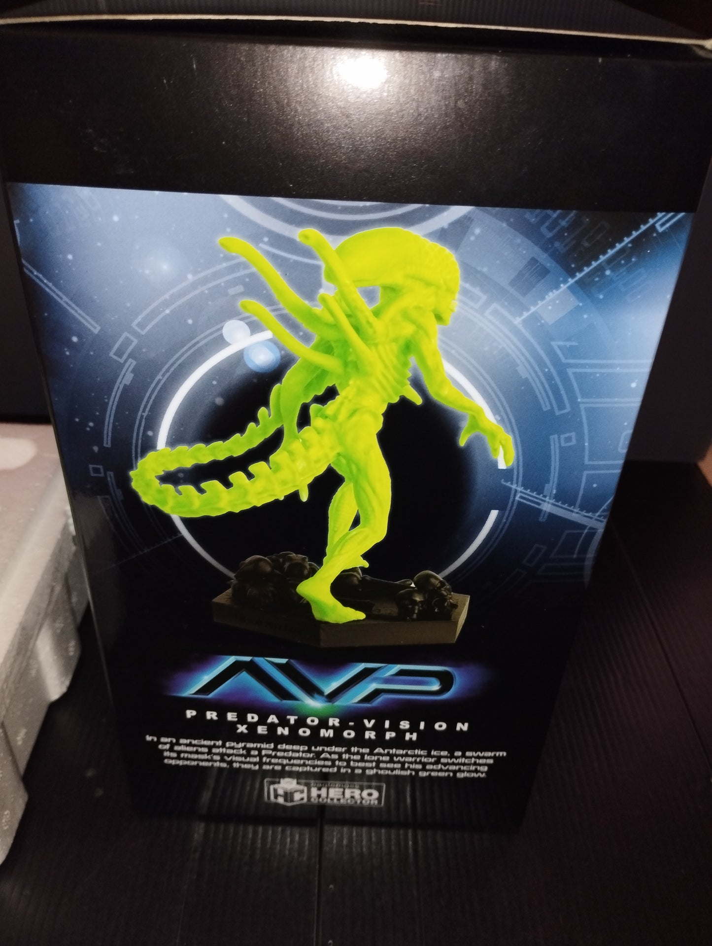 Alien model in phosphorescent resin

 Produced by Hero Collector