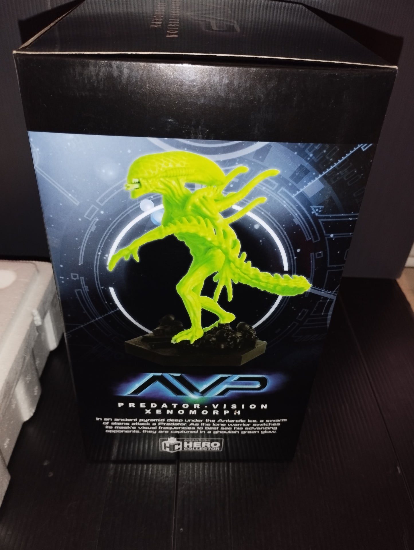 Alien model in phosphorescent resin

 Produced by Hero Collector