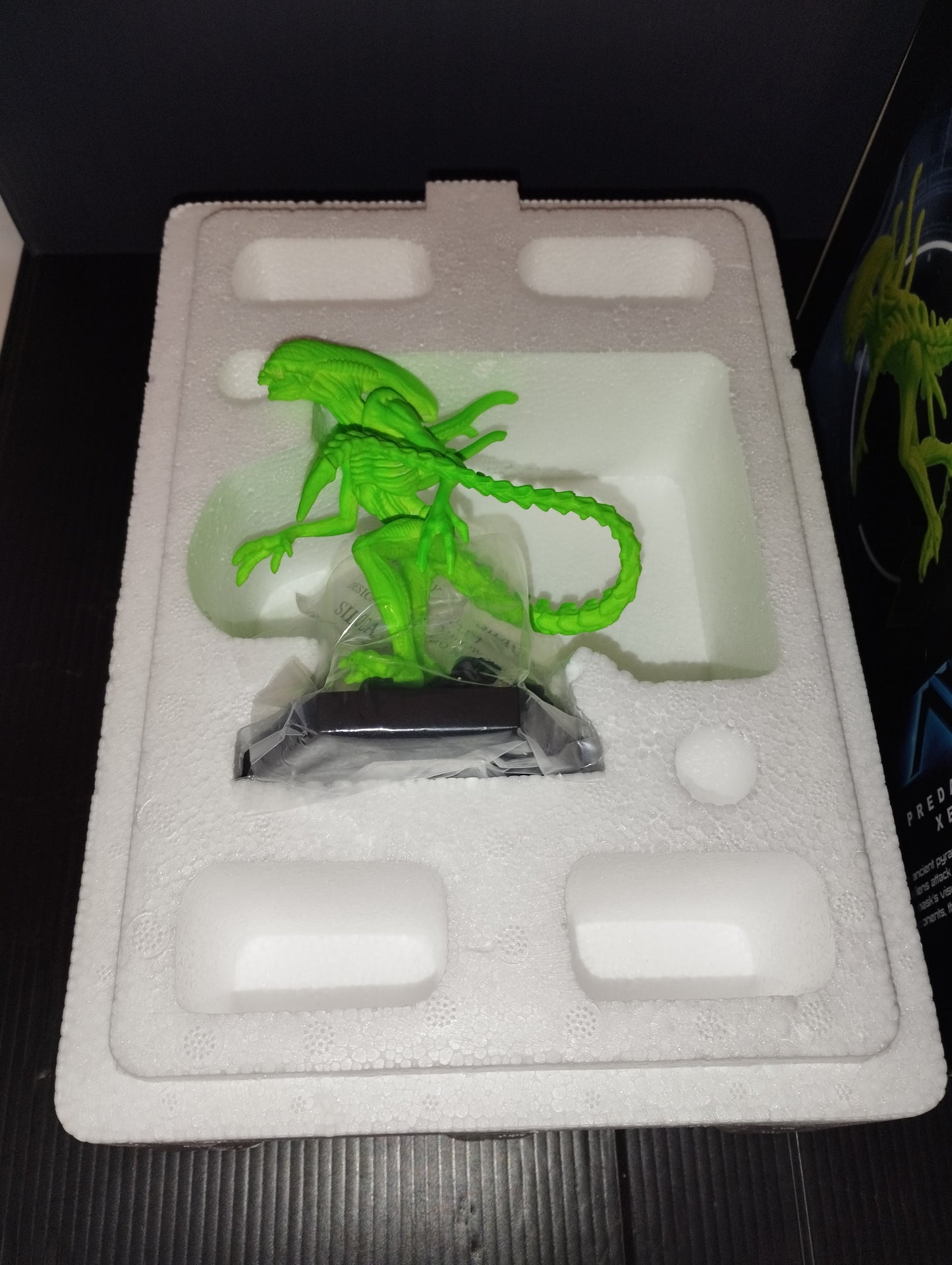 Alien model in phosphorescent resin

 Produced by Hero Collector