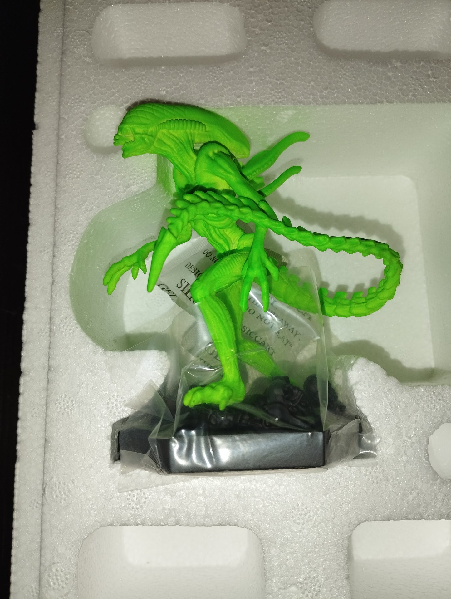 Alien model in phosphorescent resin

 Produced by Hero Collector