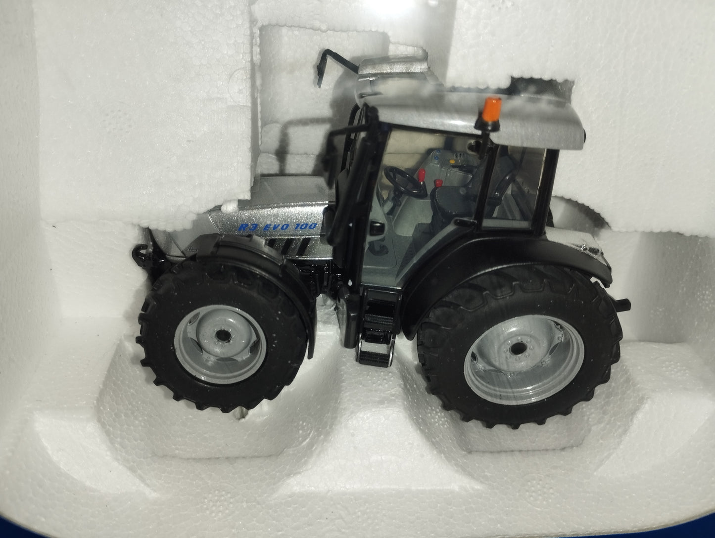 Lamborghini R3 Evo100 tractor model, 1:32 scale

 Produced by ROS