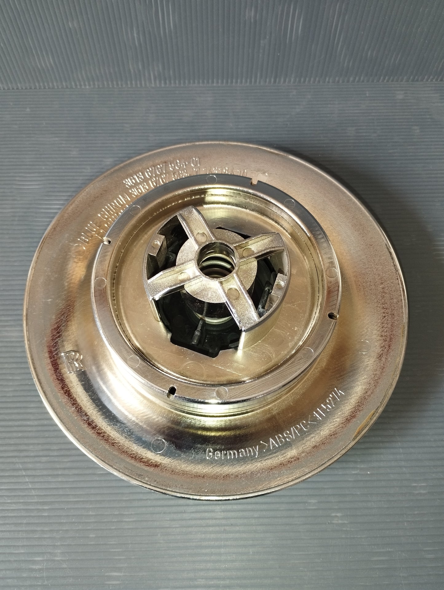 Roll Royce Original hubcap with mobile logo