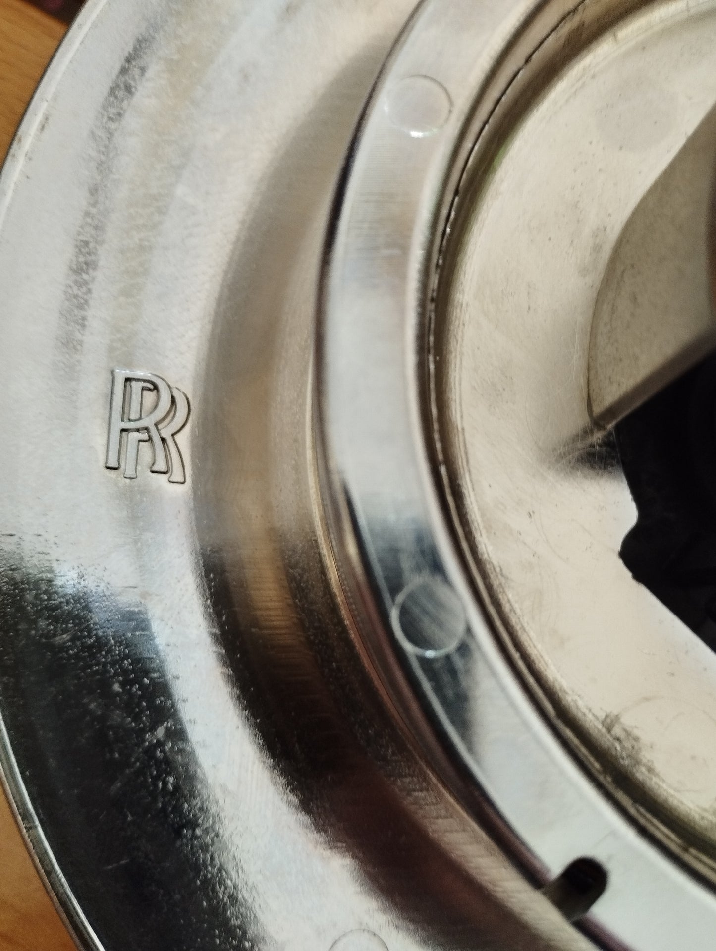 Roll Royce Original hubcap with mobile logo