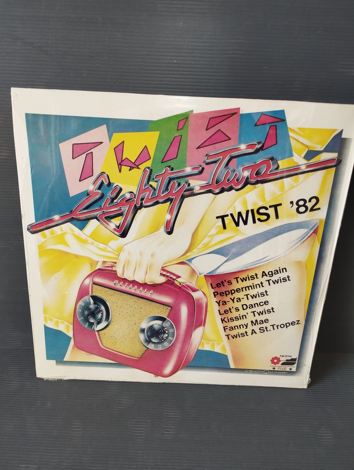 Twist 82 Lp 33 giri

Prodotto da Five Record Cod.FM 13702