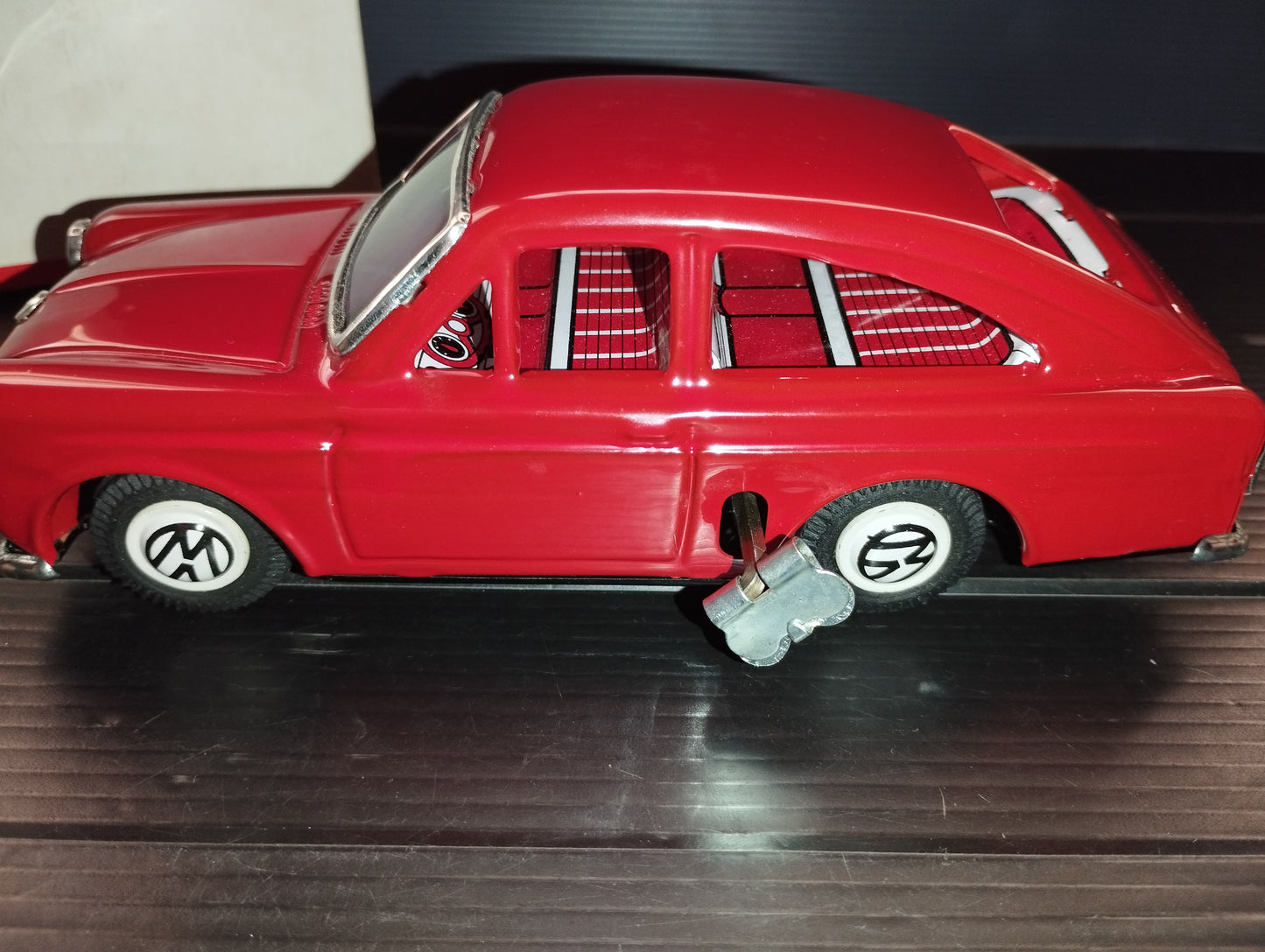 Volkswagen 1600TL Tin Model

 Made in Japan

 Wind up motor Series Cod.10002

 60's