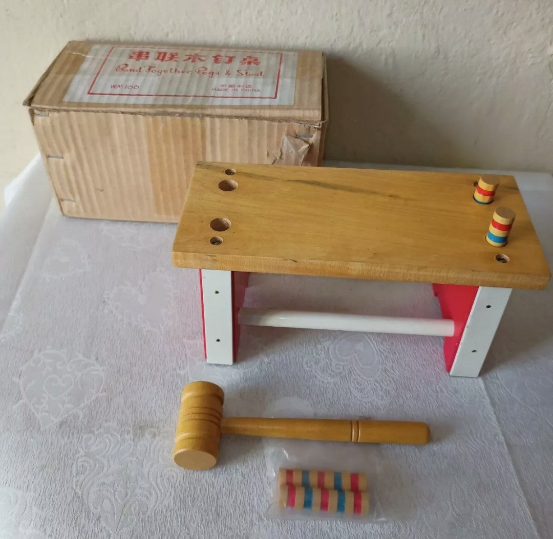 Gioco vintage per bambini banchetto in legno con martello e pioli