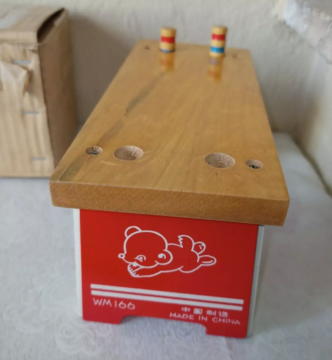 Gioco vintage per bambini banchetto in legno con martello e pioli