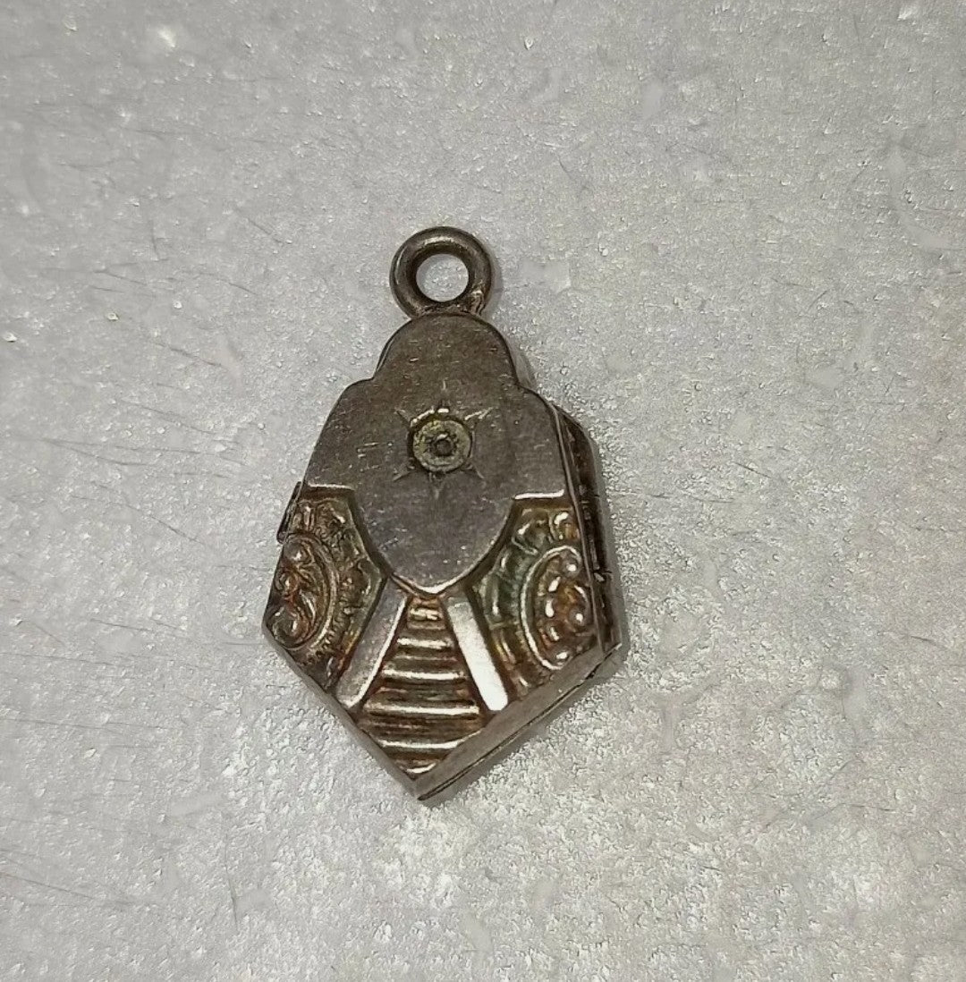 Small antique openable pendant