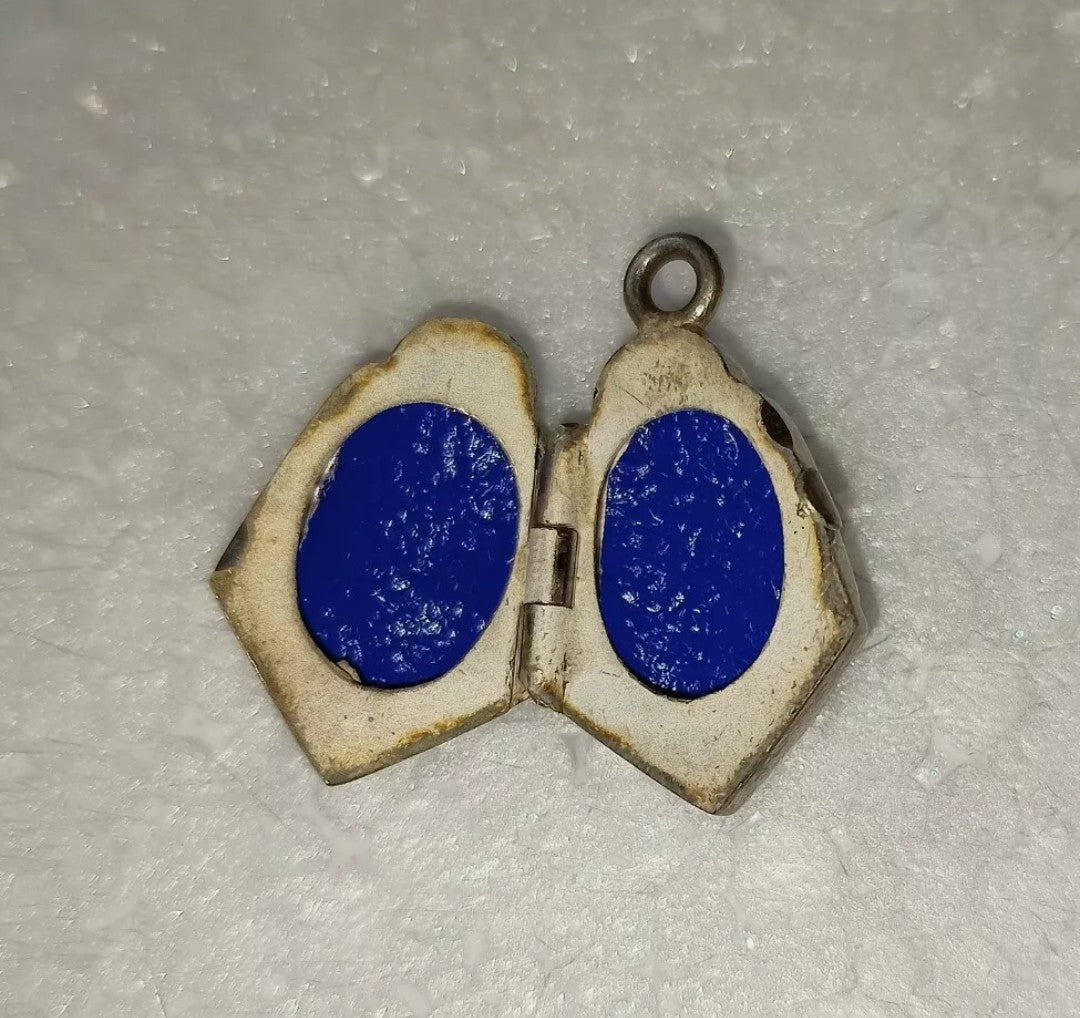 Small antique openable pendant